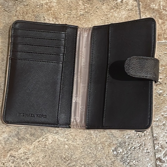 Michael Kors wallet - Picture 2 of 3